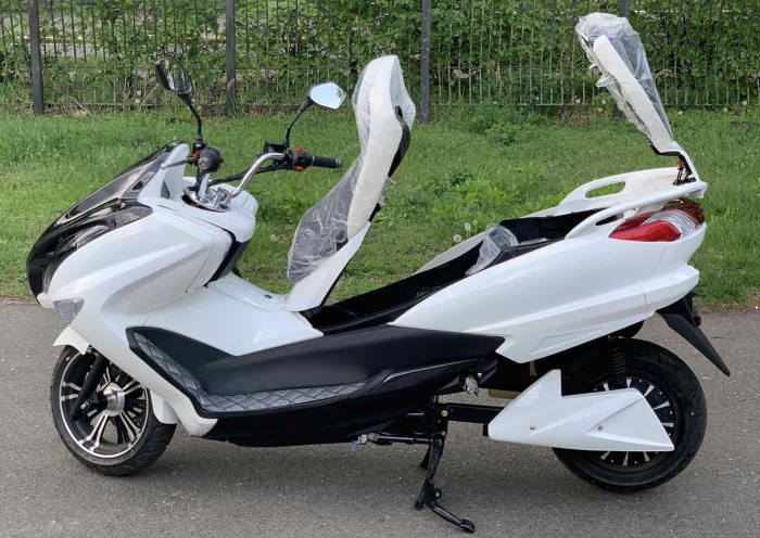 Макси скутер Yamaha Majesty или ElWinn EM-3000 в Украине