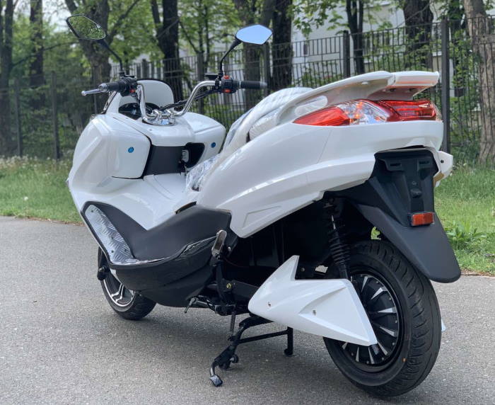 Макси скутер купить Yamaha Majesty или ElWinn EM-3000 вид сзади