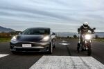 Детальніше про статтю Хто швидший? Електромотоцикл Zero SR/F чи Tesla Model 3 Performance.