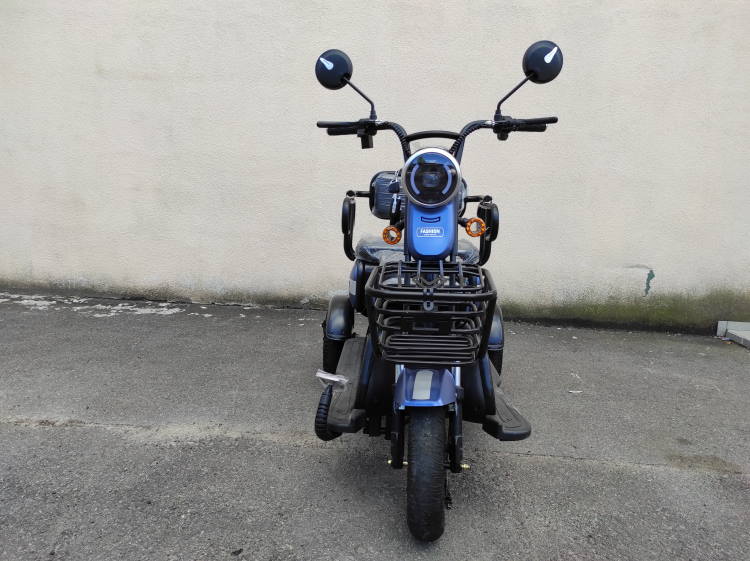 електроскутер з трьома колесами