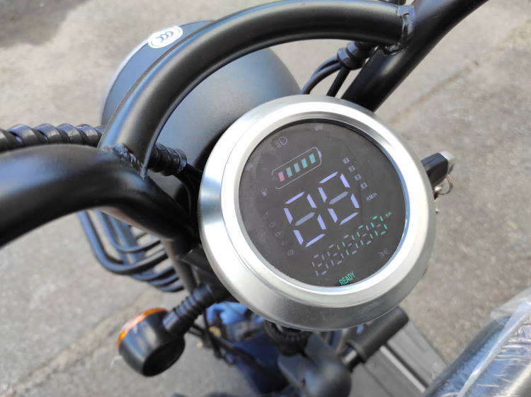 трехколесный электрический скутер с цветным дисплеем