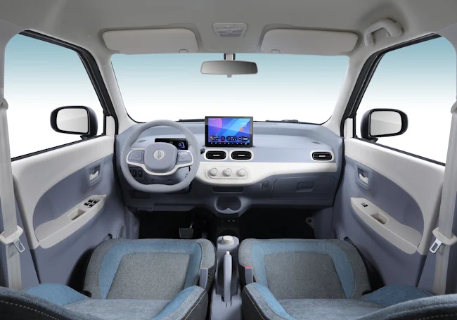Салон электромобиля Elwinn Lingbox
