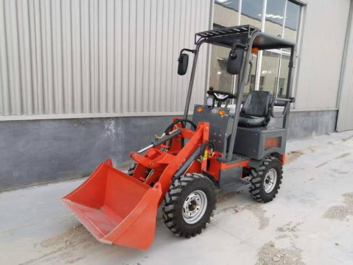 электрический трактор с ковшом