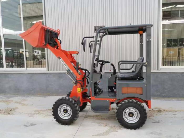 электрический трактор с отвалом