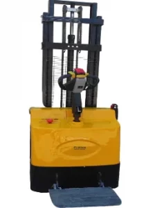 Електроштабелер самохідний