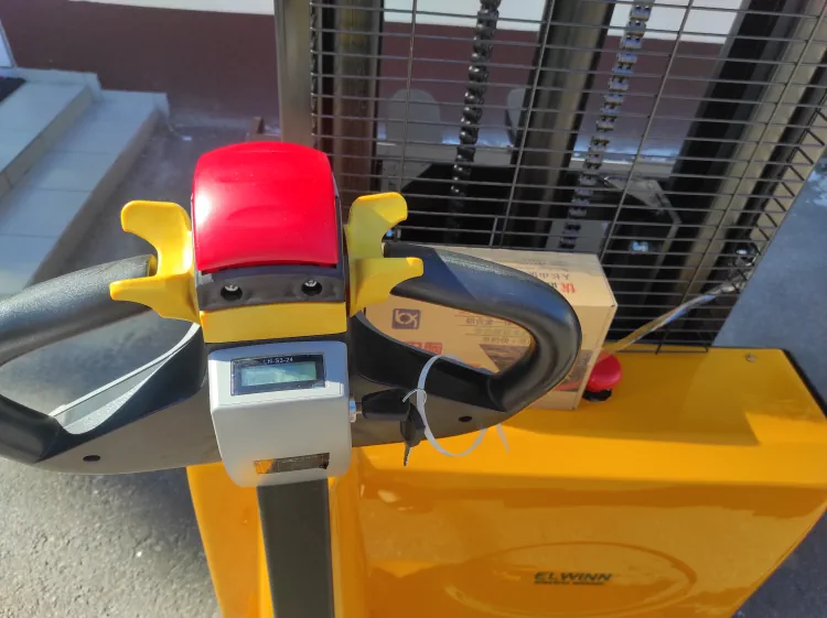 самоходный электро штабелер ручка уравления