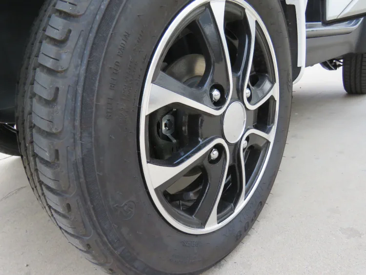 большие колеса в автомобиле электро из китая с дисковыми тормозами