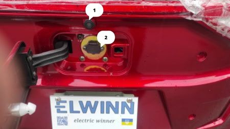 Гніздо для зарядного пристрою та камера заднього виду