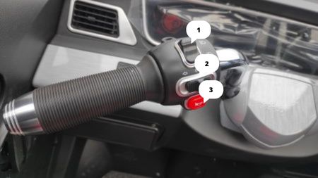 Ліва ручка в електромобілі з кліпонами.