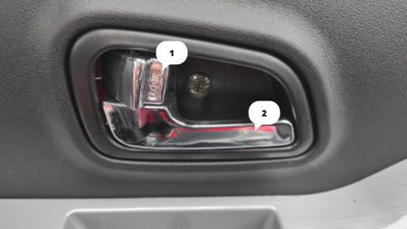 Важіль для відкривання дверей з салону та центральний замок.