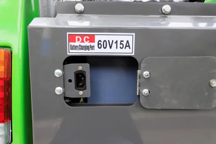 Гніздо для зарядного пристрою електро трактора