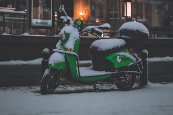 Як зберігати літієву батарею на електромотоциклі взимку.