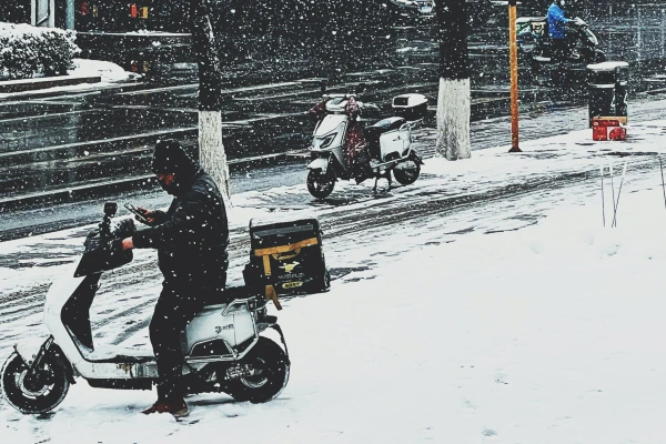 Як зберігати акумуляторну батарею у зимовий період Заряджання літієвого та свинцево-кислотного акумулятора при мінусових температурах.