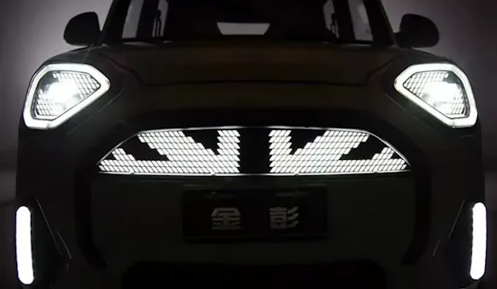 Автомобіль Elwinn Cooper вночі