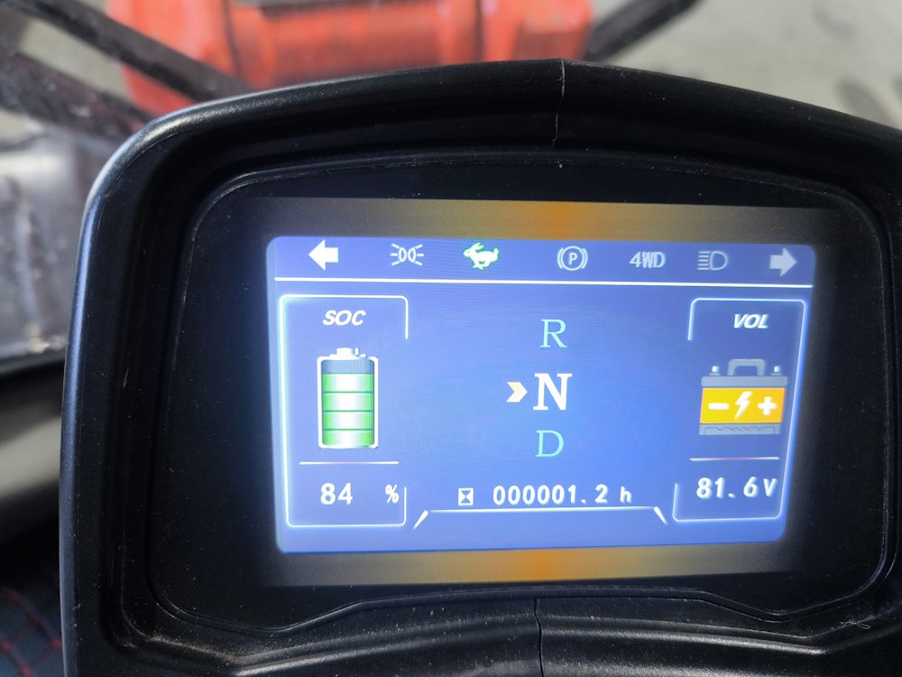 Інформаційний дисплей в електричному тракторі Elwinn EL1200