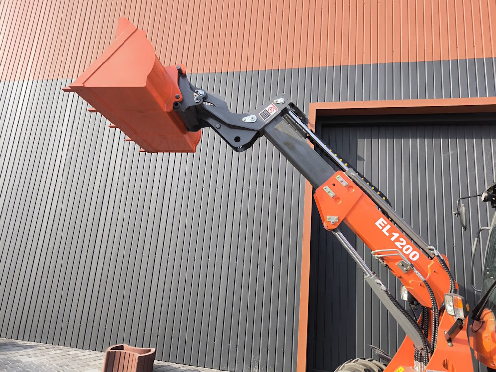 Висувна щогла в електричному тракторі Elwinn EL1200