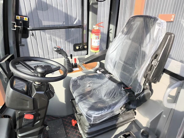 Потужний електротрактор з кабіною Elwinn EL1200