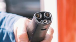 Детальніше про статтю Як зарядити електромобіль вдома?