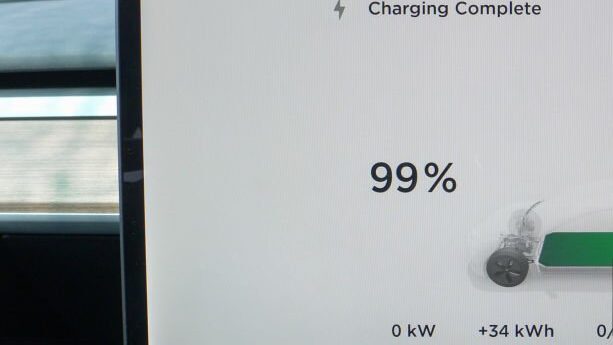 Панель приладів електромобіля з показником стану здоров'я батареї