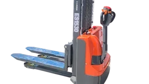 Електричний самохідний штабелер